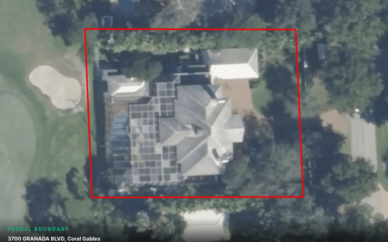 Aerial satellite view of a Florida property with its parcel boundary outlined